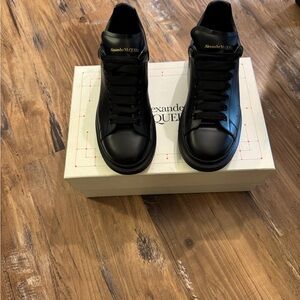 Alexander McQueen Black High-Top Sneakers Sleek Design